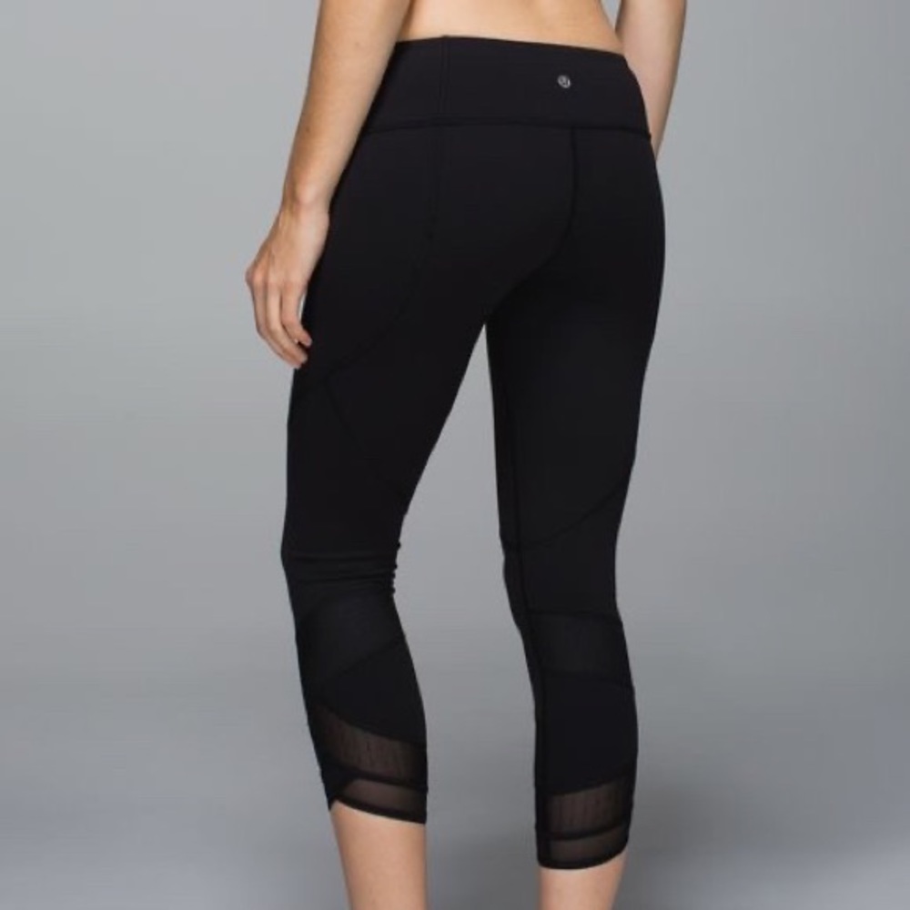 Lululemon Emerge Renewed Crop size 8 • Luon •